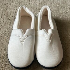 NWOT Cozy White Slippers